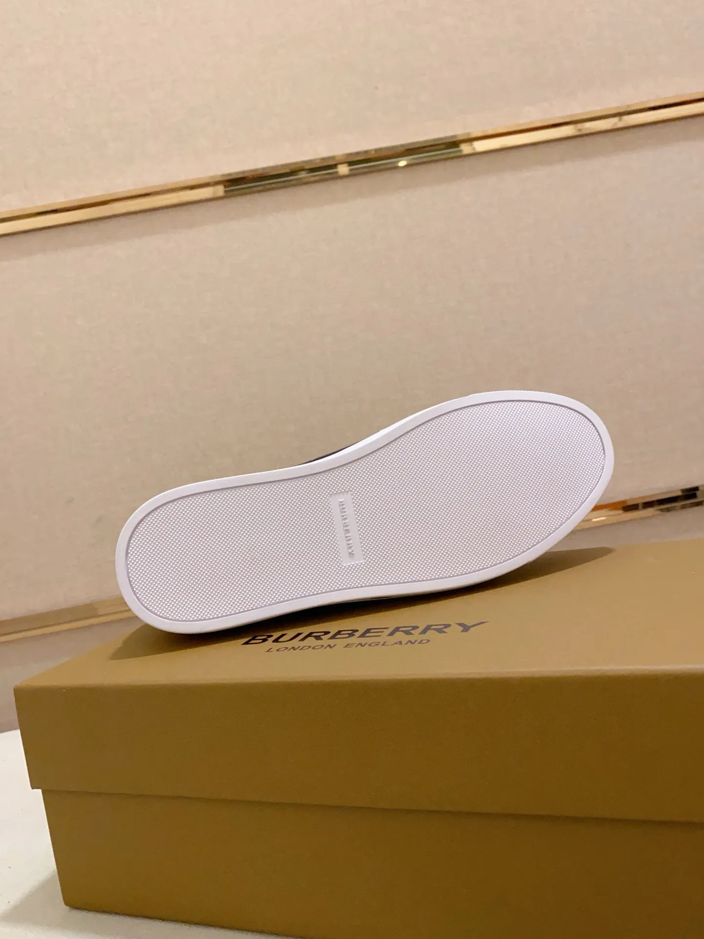 Men's shoes 💰: 400💰🥳◾️▫️The new Burberry men's classic low-top sneakers are reinterpreted with Vintage retro plaid cotton material and calfskin, decorated with a new brand logo. First-layer sheepskin lining, embossed Burberry logo on the heel, and original TPU outsole! Code number: 38-44. Can be customized45